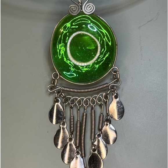 Artisan made green glass and silver tone pendant on a choker - Picture 4 of 8